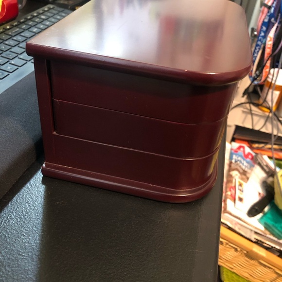 Nice n Compact. Smooth Mahogany finish. Simple design. JEWELRY BOX VINTAGE AVON - Picture 12 of 15